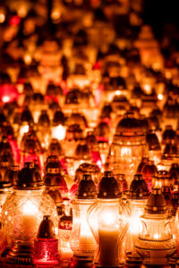Unzählige Grabkerzen, beleuchtet, Unzählige Grabkerzen, beleuchtet,